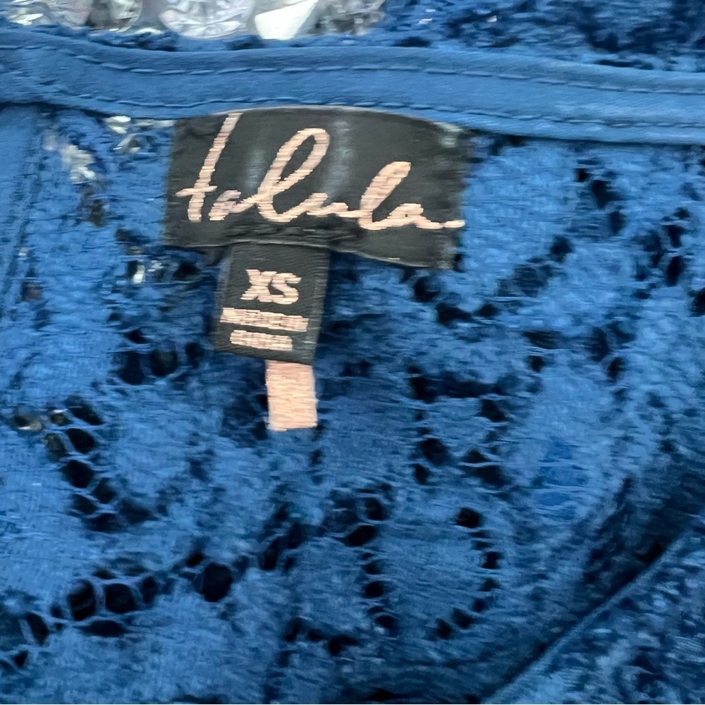 Talula Aritzia tank top lace navy blue keyhole opening tshirt tank top shirt - Picture 6 of 6
